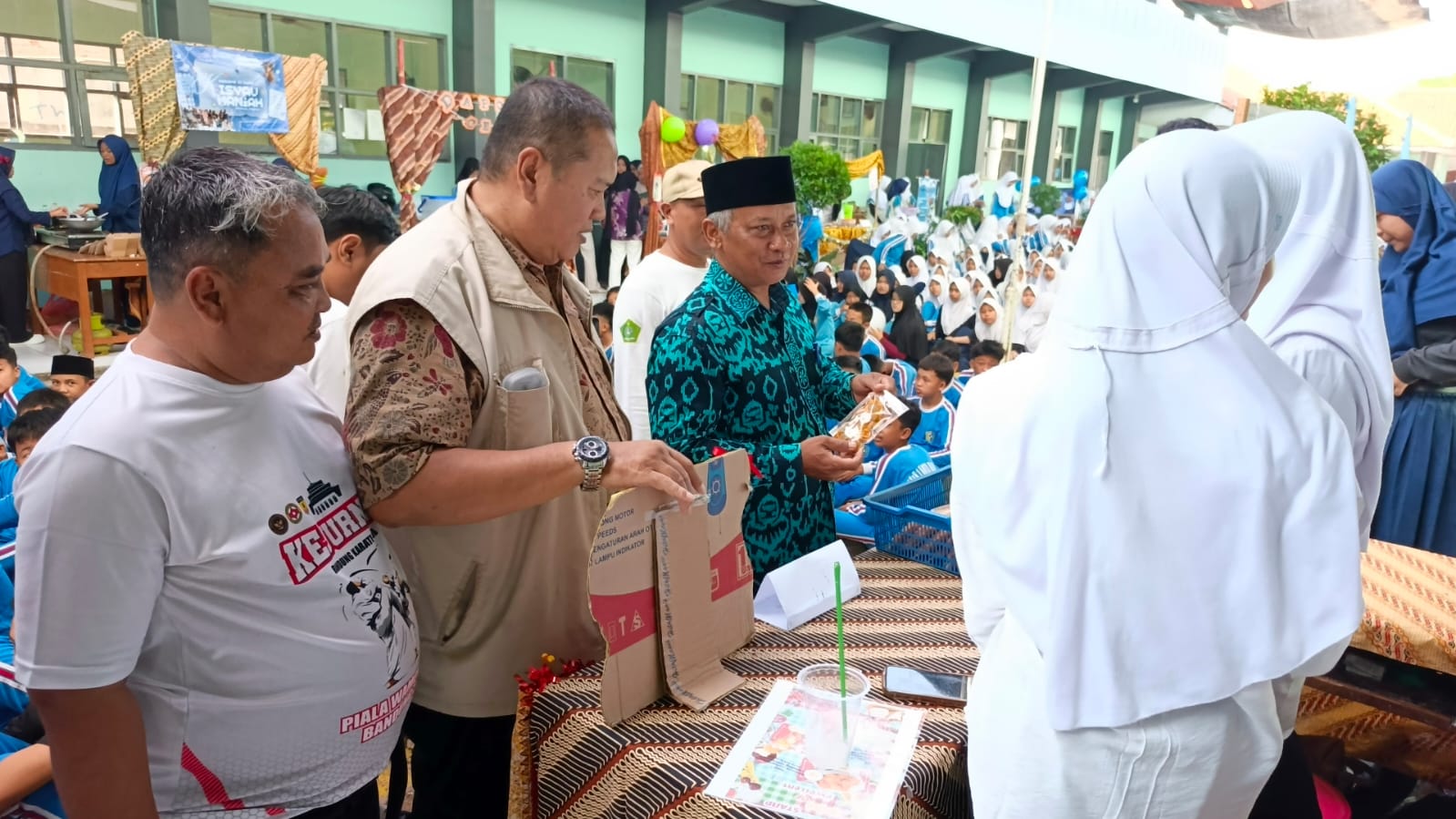 Siswa MTsN 1 Banjar Meriahkan Milad ke-58 dengan Bazar Makanan Hasil Karya Sendiri