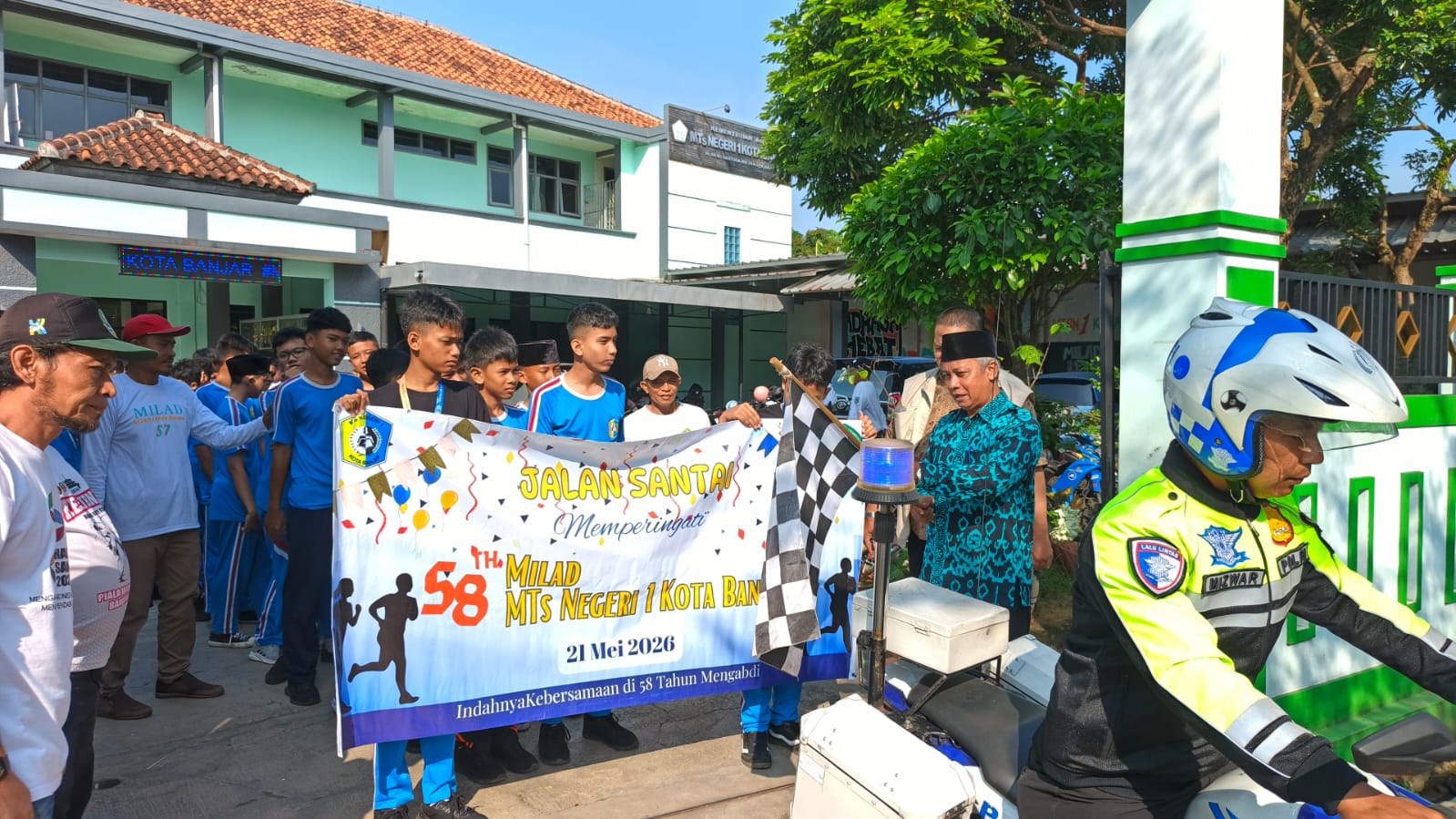 Ratusan Siswa dan Guru MTsN 1 Banjar Semarakan Milad ke-58 dengan Jalan Santai