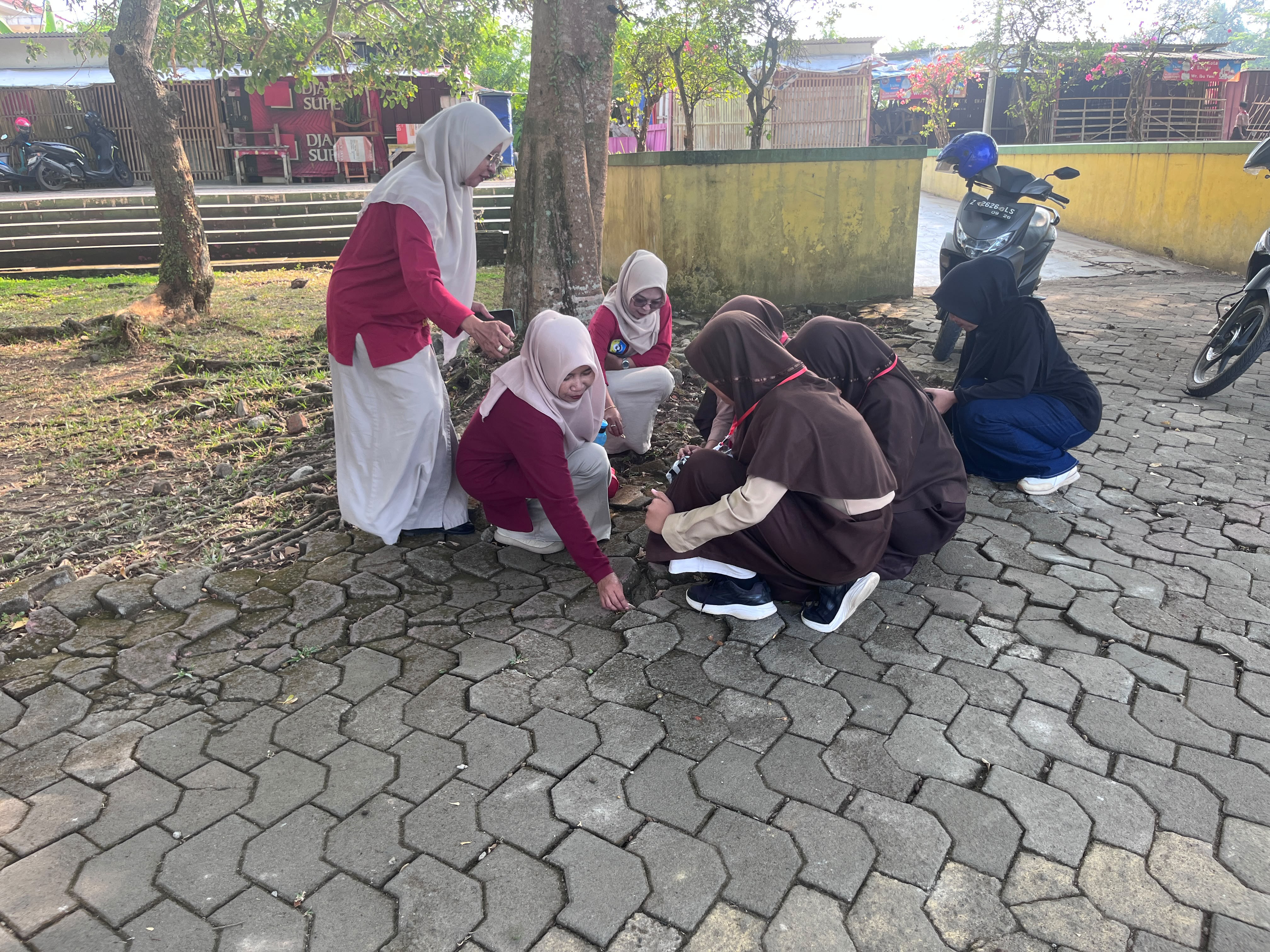 MEMBANGUN KARAKTER MELALUI AKSI NYATA: PESERTA MATAMUDA MTSN 1 KOTA BANJAR HADIRKAN BAKTI SOSIAL DAN GERAKAN PEDULI LINGKUNGAN