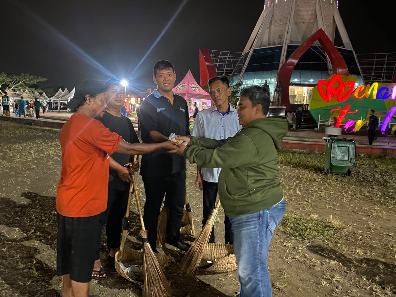 Dalam Hangatnya Kebersamaan, Tumbuh Indahnya Kepedulian: Family Gathering MTsN 1 Kota Banjar Berbagi untuk Sesama
