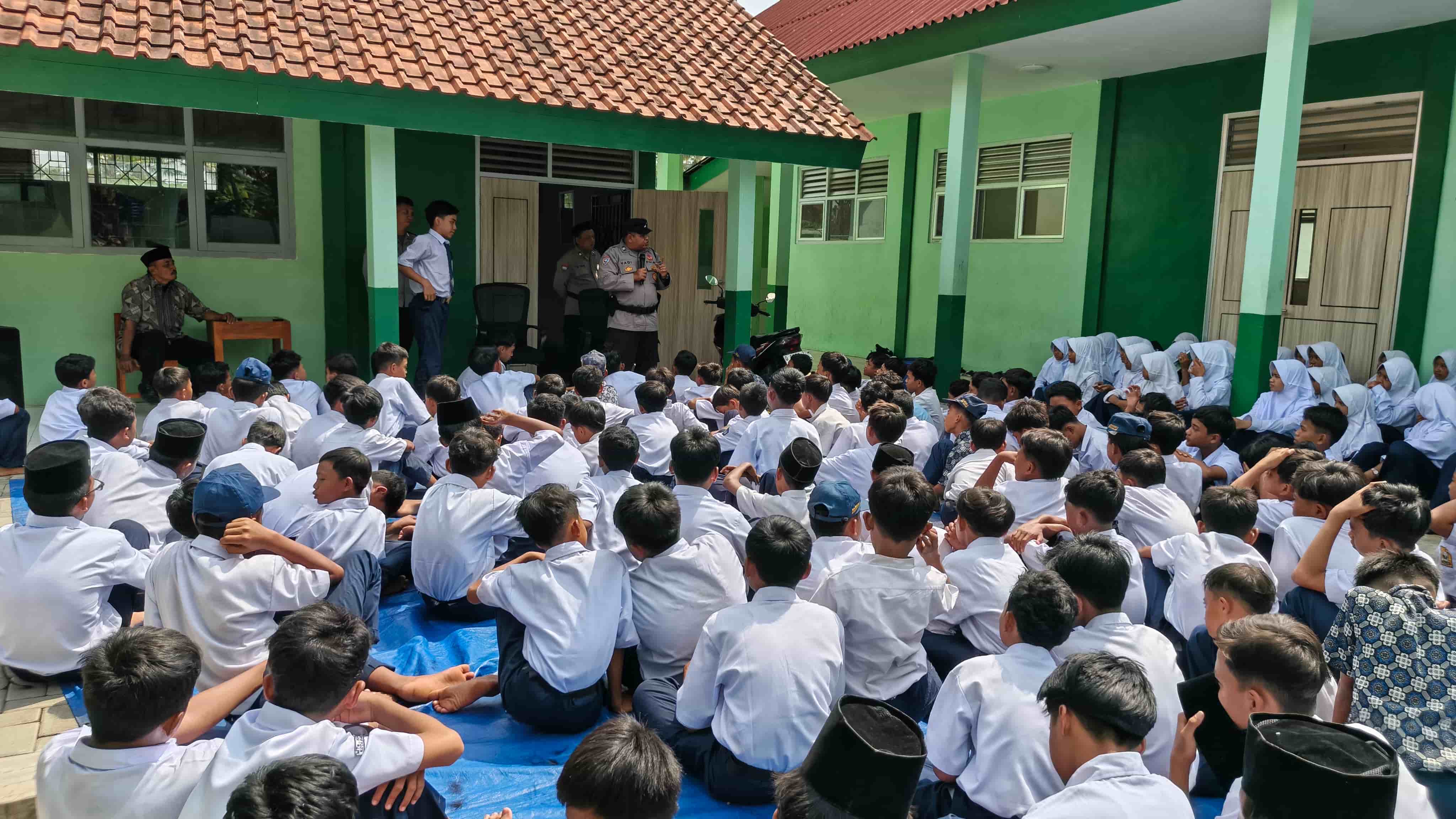 Sadarkan Murid Sejak Dini, Halaman MTsN 2 Kota Banjar Berubah Jadi Kelas Interaktif.